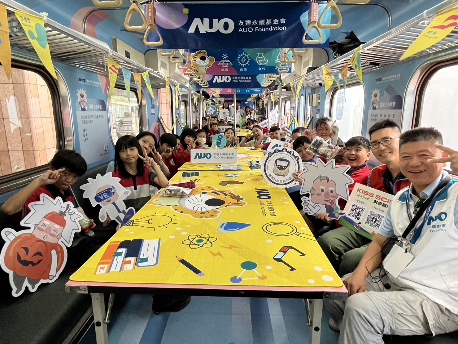 永續基金會參與「臺灣科普環島列車」，設計基礎科學車廂課程，以「淨零碳排和永續能源」為主題，讓學生透過創意實驗認識淨零知識，以及思考生活中的減碳行為