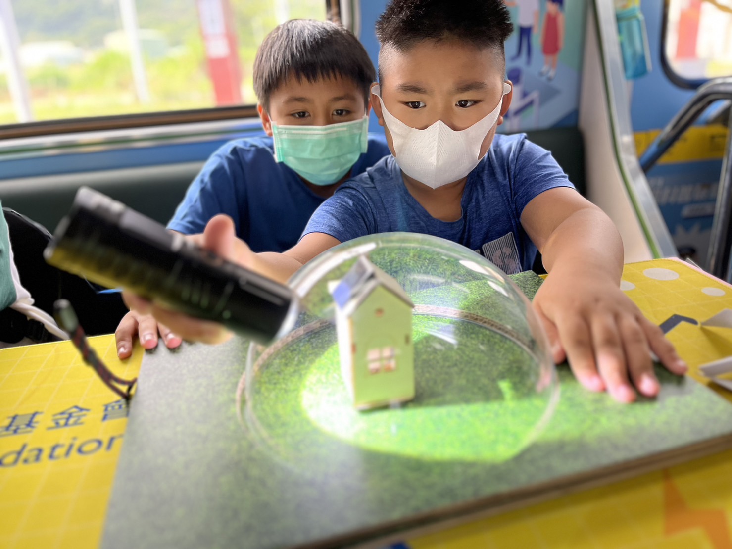 參與基礎科學主題車廂，以STEAM教學精神，設計「逐日科學家」、「太陽能工程師」以及「淨零建築師」三大能源科普課程和實驗