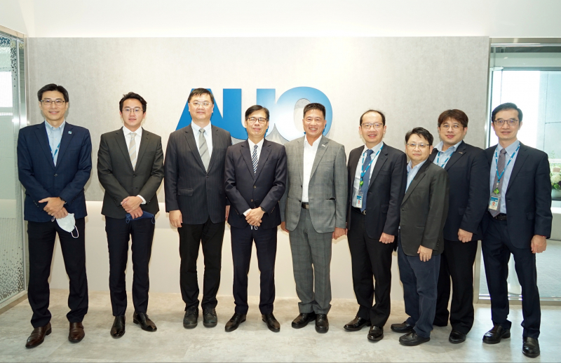 光電前進亞灣成立「AUO解決方案研發中心」，作為多元場域解決方案研發及試驗場域（圖中左為高雄市長陳其邁、圖中右為光電董事長彭双浪）